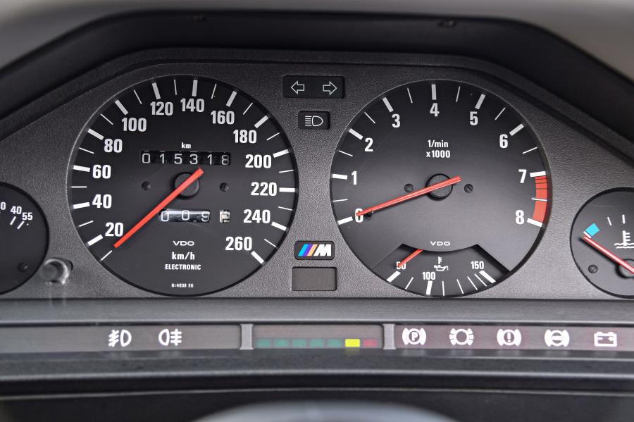 Панель приборов BMW M3 Convertible (E30) 1988 года  (фото 26 из 42)